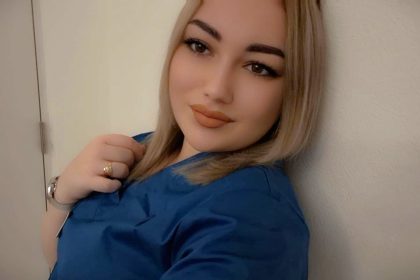 Intre stetoscop si pensula Povestea studentei din Sibiu