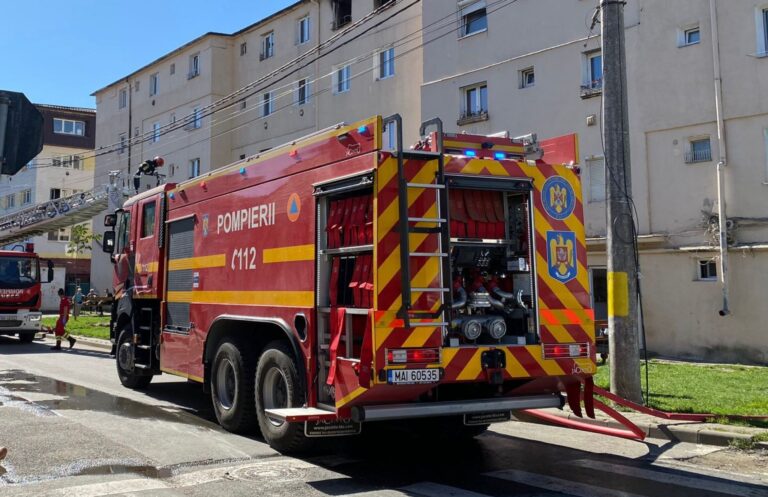 Locatari evacuati dintr un bloc din Medias dupa un incendiu