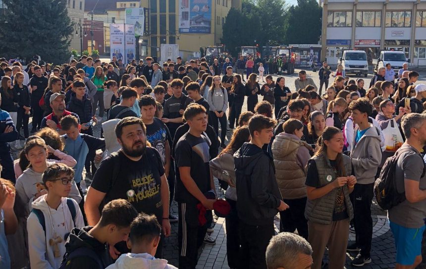 Mediashul s a mobilizat 800 de voluntari au curatat orasul