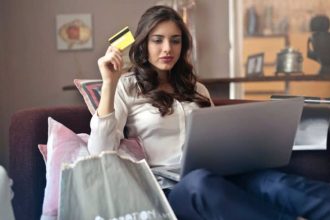 Online ul nu mai e attractive romanii isi limiteaza cumparaturile