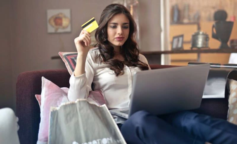 Online ul nu mai e attractive romanii isi limiteaza cumparaturile