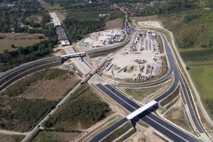 Pas urias pe autostrada Sibiu Pitesti asfaltare pe lotul 4