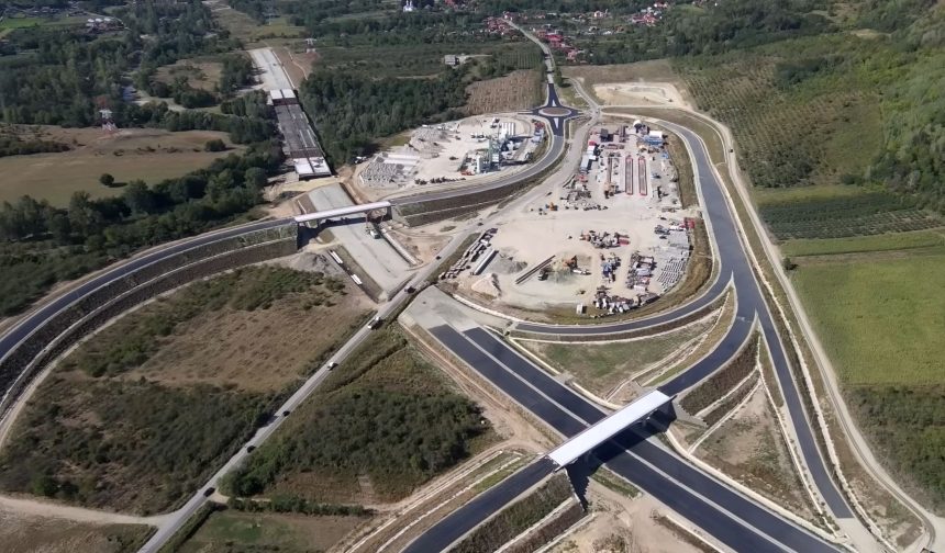 Pas urias pe autostrada Sibiu Pitesti asfaltare pe lotul 4