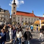 Piaza Mare plina de oameni la Targul de Ecoturism