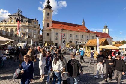Piaza Mare plina de oameni la Targul de Ecoturism