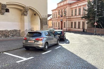 Primaria a reconfigurat parcarile langa Liceul de Arta