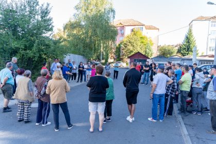Primarul Gheorghe Roman discutii cu locuitorii strazii Metanului