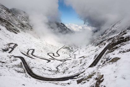 Primii fulgi de nea pe Transfagarasan cand se inchide drumul