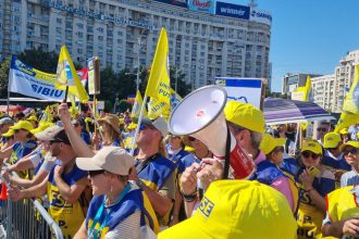 Profesorii din Sibiu protesteaza la Bucuresti Prima zi de scoala