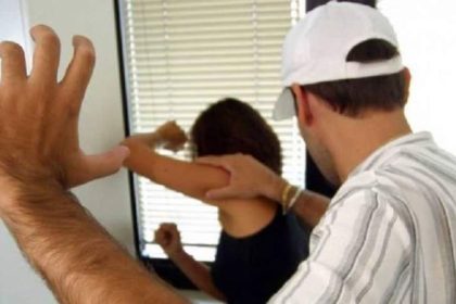 Sot din Sibiu monitorizat cu bratara batut si amenintat