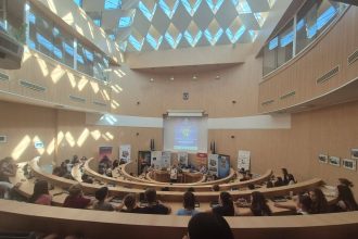 Sute de elevi din Sibiu au invatat despre pericolele online