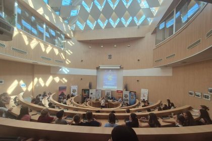 Sute de elevi din Sibiu au invatat despre pericolele online