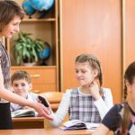 Telefonul mobil este interzis la scoala dar nu peste tot