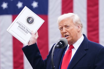 Trump introduce viza de aur si taxeaza vizele de munca