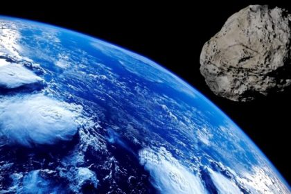 Un asteroid urias de dimensiunea a doua tereniuri de fotbal se apropie de Pamant