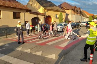 Veste reflectorizante fluier si paleta Copiii invata traficul in Selimbar