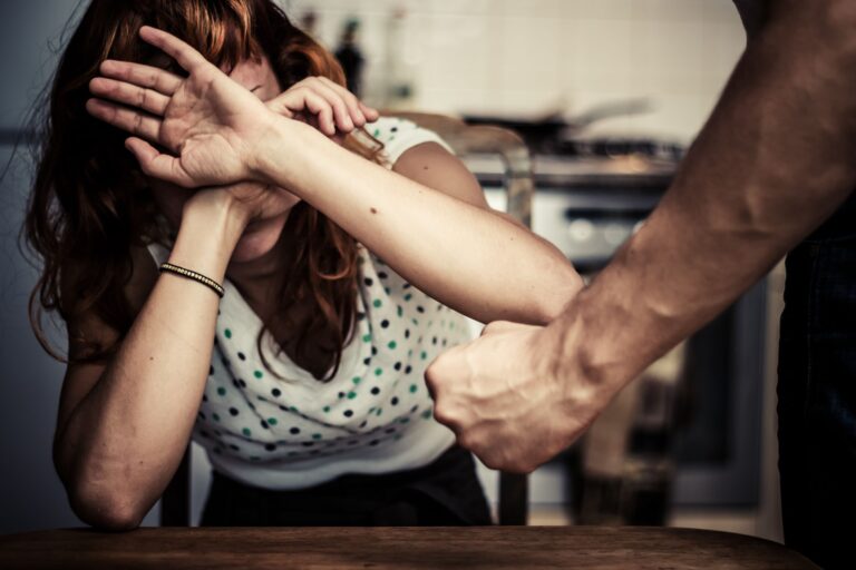 Weekend cu scandaluri in familie la Sibiu soti beti si violenti fii care isi ataca mamele