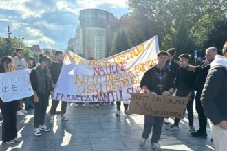Zeci de studenti protesteaza la Sibiu mars spre Piata Mare