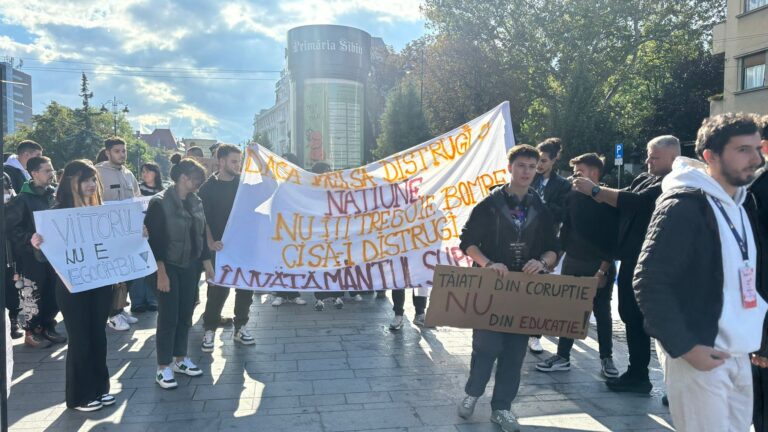 Zeci de studenti protesteaza la Sibiu mars spre Piata Mare