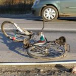 accident in sens giratoriu biciclist lovit de masina