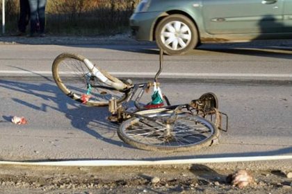 accident in sens giratoriu biciclist lovit de masina