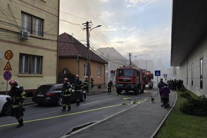 incendiu in sibiu langa mall mansarda cuprinsa de flacari