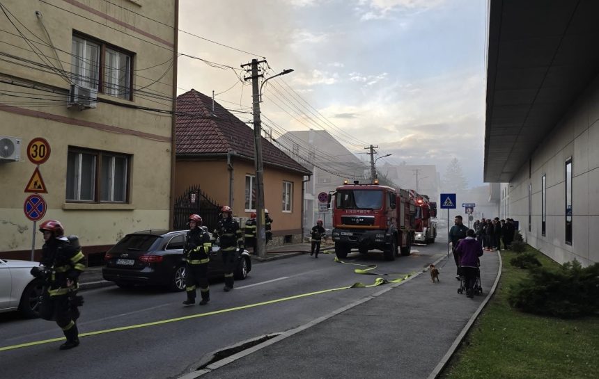 incendiu in sibiu langa mall mansarda cuprinsa de flacari