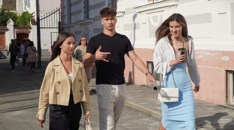 prima zi de scoala bucuria revederii copiilor