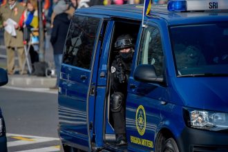 A minit c lucreaz la SRI i a folosit foti militari