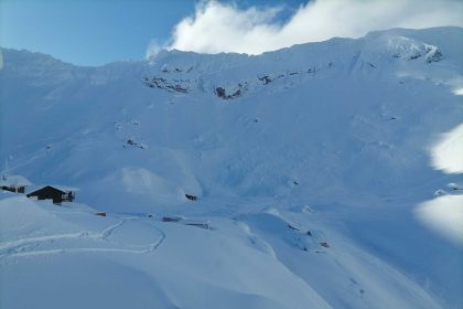 Avertisment pentru drumei riscuri de avalanse la Balea Lac