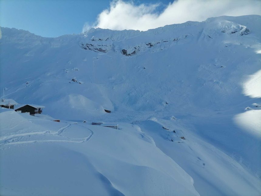 Avertisment pentru drumei riscuri de avalanse la Balea Lac