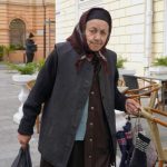 Bunicuta din Salistite care croseteaza sosete pentru supravietuire