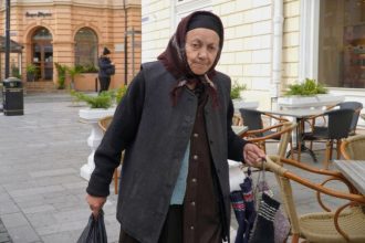 Bunicuta din Salistite care croseteaza sosete pentru supravietuire