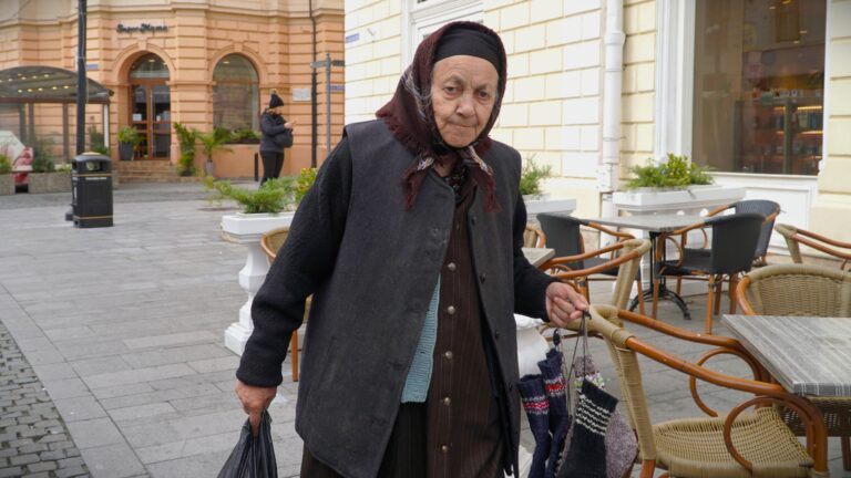 Bunicuta din Salistite care croseteaza sosete pentru supravietuire