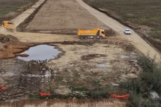 Camioanele de pe santierul autostrazii au distrus un drum judetean