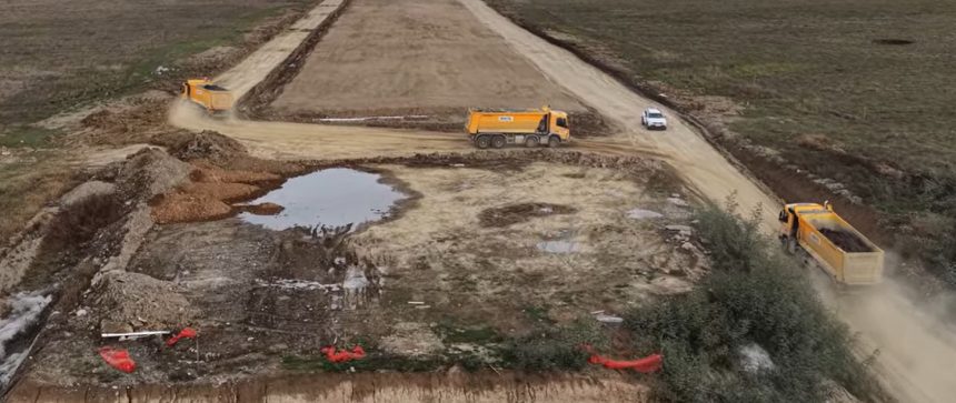 Camioanele de pe santierul autostrazii au distrus un drum judetean