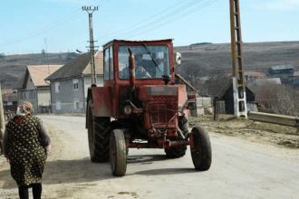 Coloana de tractoare oprita de politie la Rosia