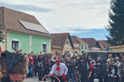 Cultura care uneste Fuga lolelor a strans comunitatea din Seica Mica foto