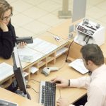 De ce romanii platesc rate mari la banci