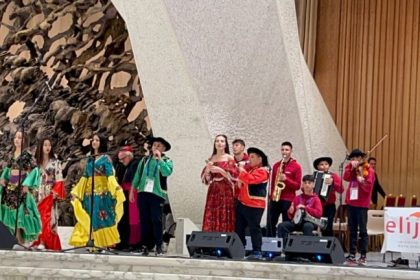 De pe Valea Hartibaciului la Vatican Povestea copiilor care l au impresionat pe Papa Leon