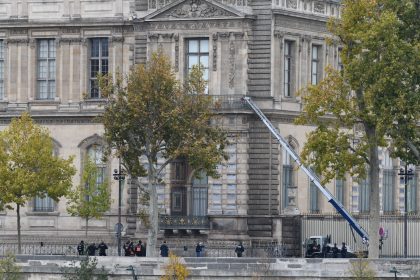 Doi autori ai furtului de la Luvru prinsi de politie