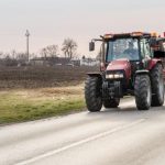 Doi soferi fara permis bauti tractor si masina