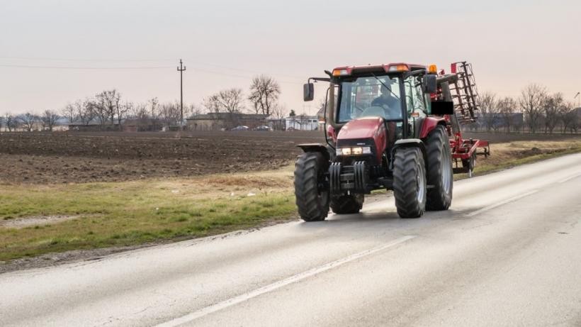 Doi soferi fara permis bauti tractor si masina