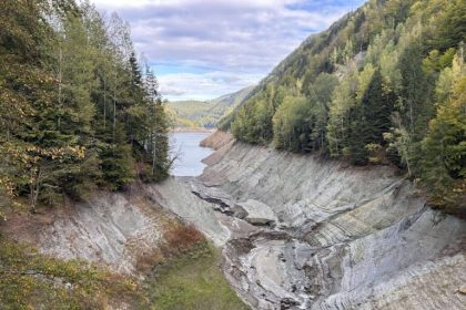 Lacul Vidraru fara apa schimbare de peisaj uimitoare