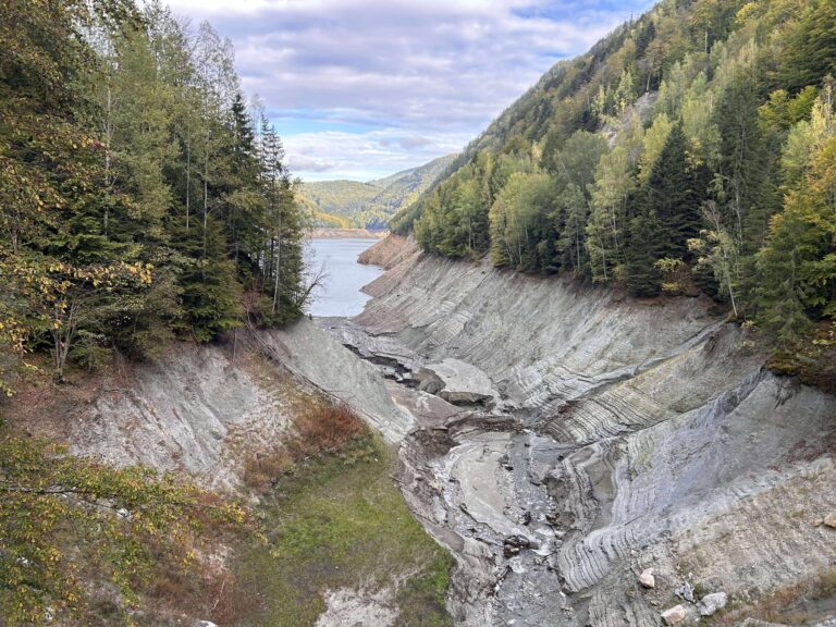 Lacul Vidraru fara apa schimbare de peisaj uimitoare