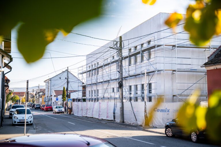 Lucrarile la Scoala 8 panouri solare si clase moderne