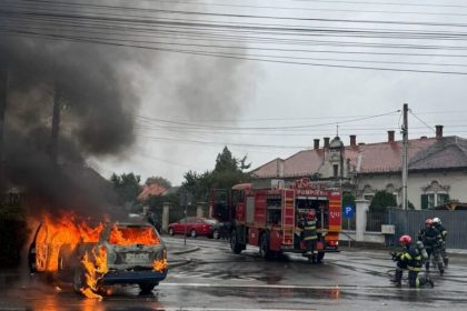 Masina in flacari la o intersectie din Terezian