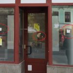 Mesaje lipite pe casa lui Iohannis confiscata de ANAF