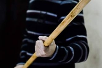 Scandal pe strada la Sibiu femeie batuta cu lemnul de concubin