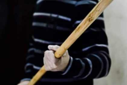 Scandal pe strada la Sibiu femeie batuta cu lemnul de concubin